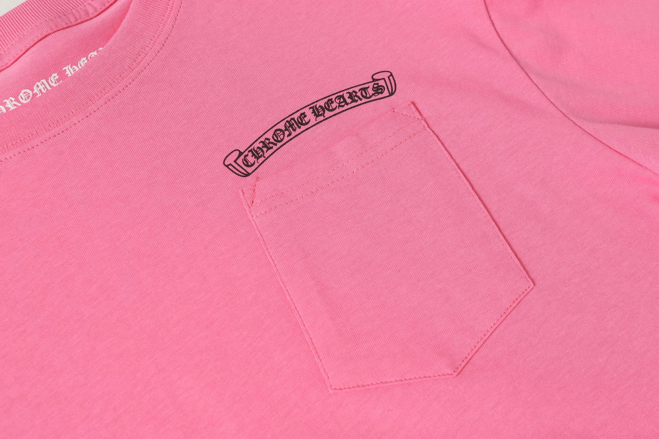 P160 Cross-border model, please do not place an order if you are looking for quality - Chrome Hearts/Chrome Hearts Sanskrit cross printed popular long-sleeved T-shirt - High weight, high density and high quality. The wool is soft, delicate and skin-friendly. Soft and silky to the touch. Excellent warmth and skin-friendly properties - Custom-woven and custom-dyed, no color difference, regardless of fabric or workmanship details. Roll over the ordinary version on the market -Colour: pink -Size: S M L XL